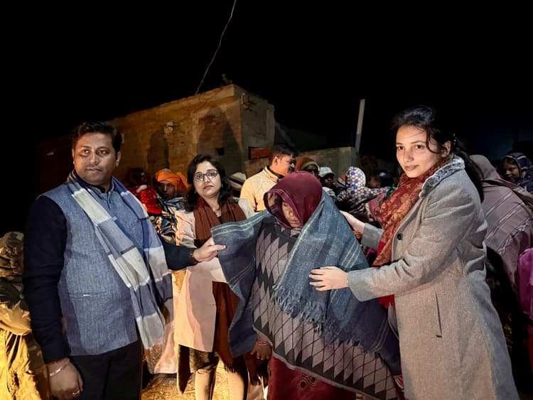 जरूरतमंदों के बीच अधिकारियों ने बांटा कंबल