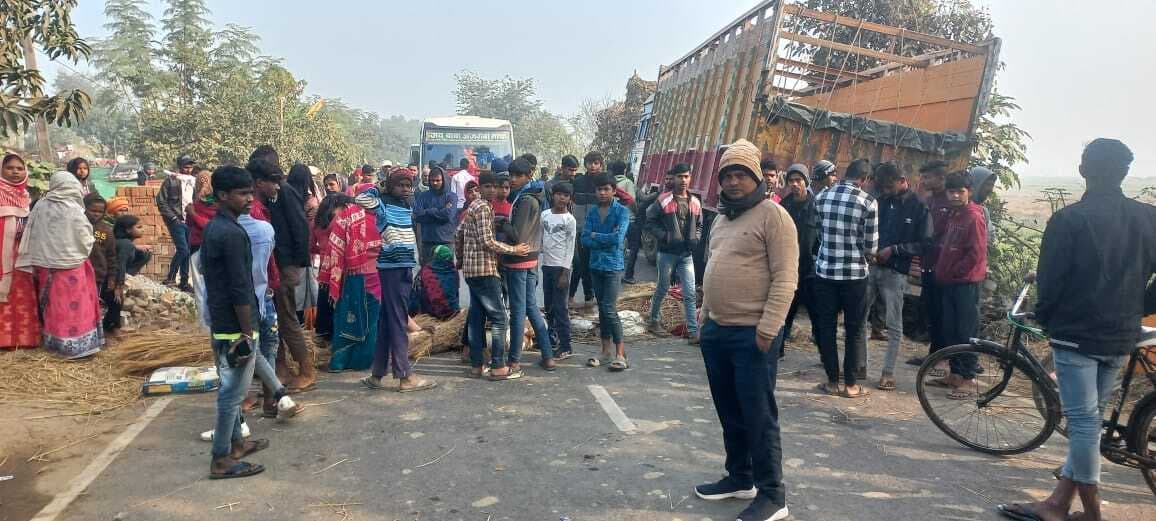 Munger news : असंतुलित ट्रक की चपेट में आने से महिला घायल