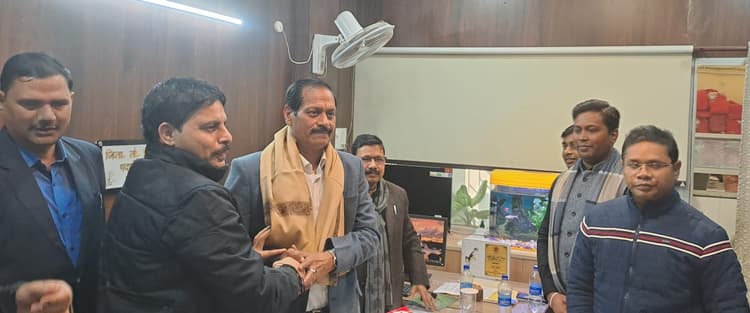 कार्यक्रम आयोजित कर पूर्व लोक शिकायत एडीएम को अधिकारियों ने किया सम्मानित