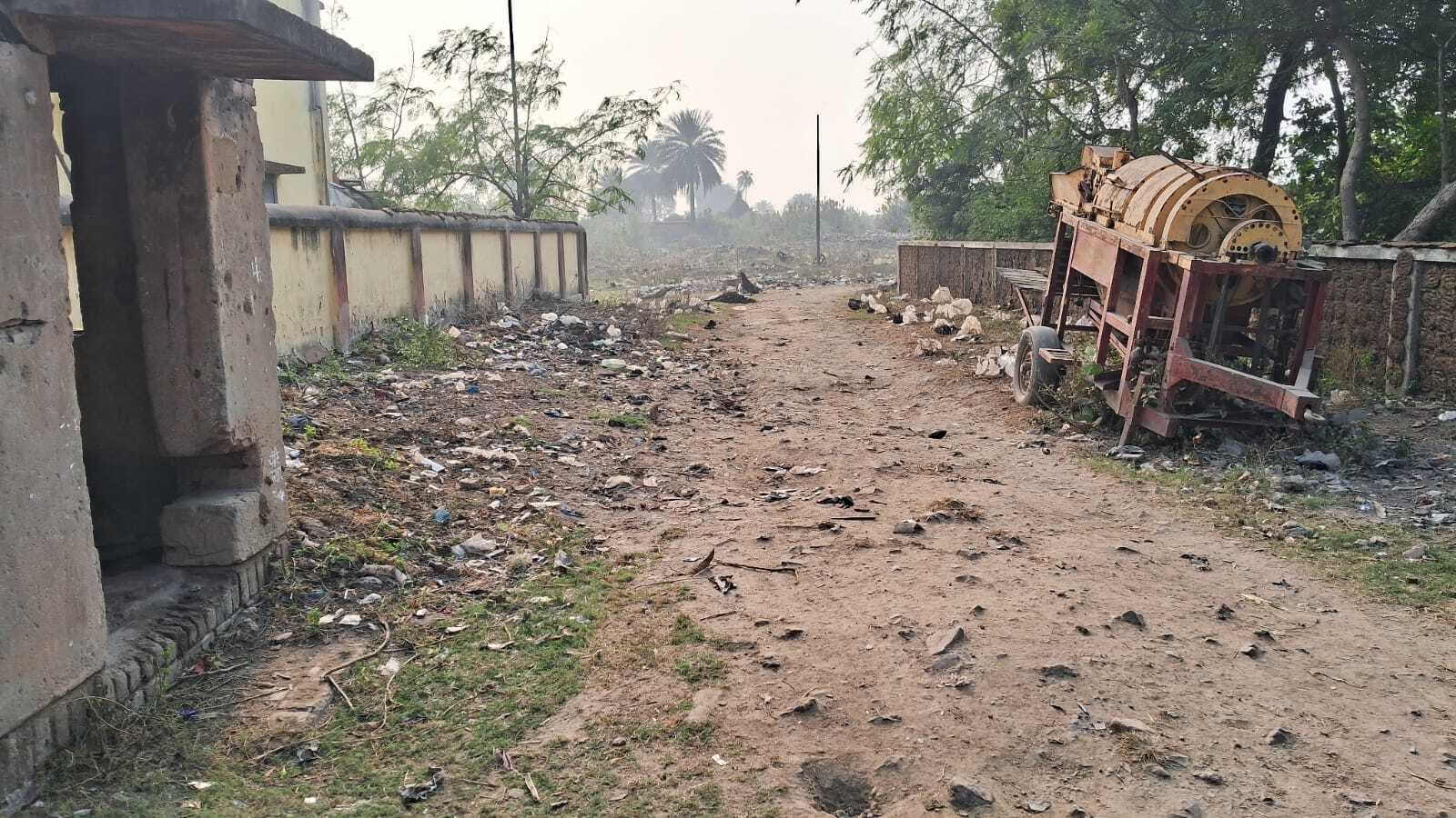 Munger news : जमालपुर के रामपुर रेलवे कॉलोनी में सफाई का अभाव, गंदगी से लोग परेशान