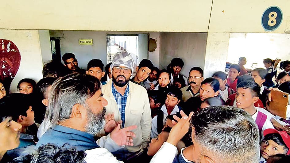 हिंदी हाइ स्कूल में ज्यादा फीस को लेकर फिर हंगामा