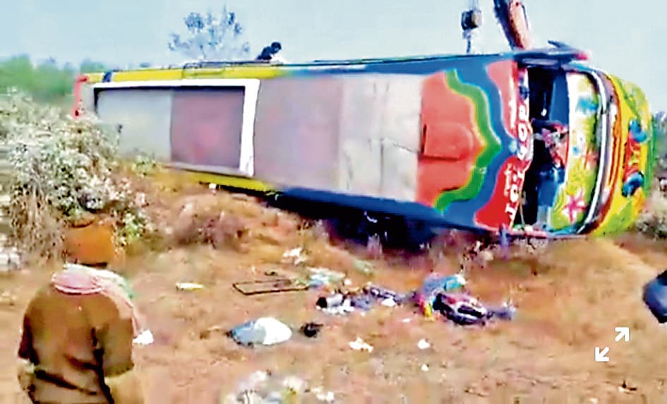 कोलकाता से मुकुटमणिपुर जा रही टूरिस्ट बस दुर्घटनाग्रस्त, कई जख्मी