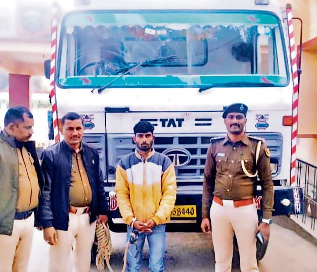Gopalganj News : ट्रक में 227 कार्टन शराब लेकर जा रहा समस्तीपुर का तस्कर पकड़ाया
