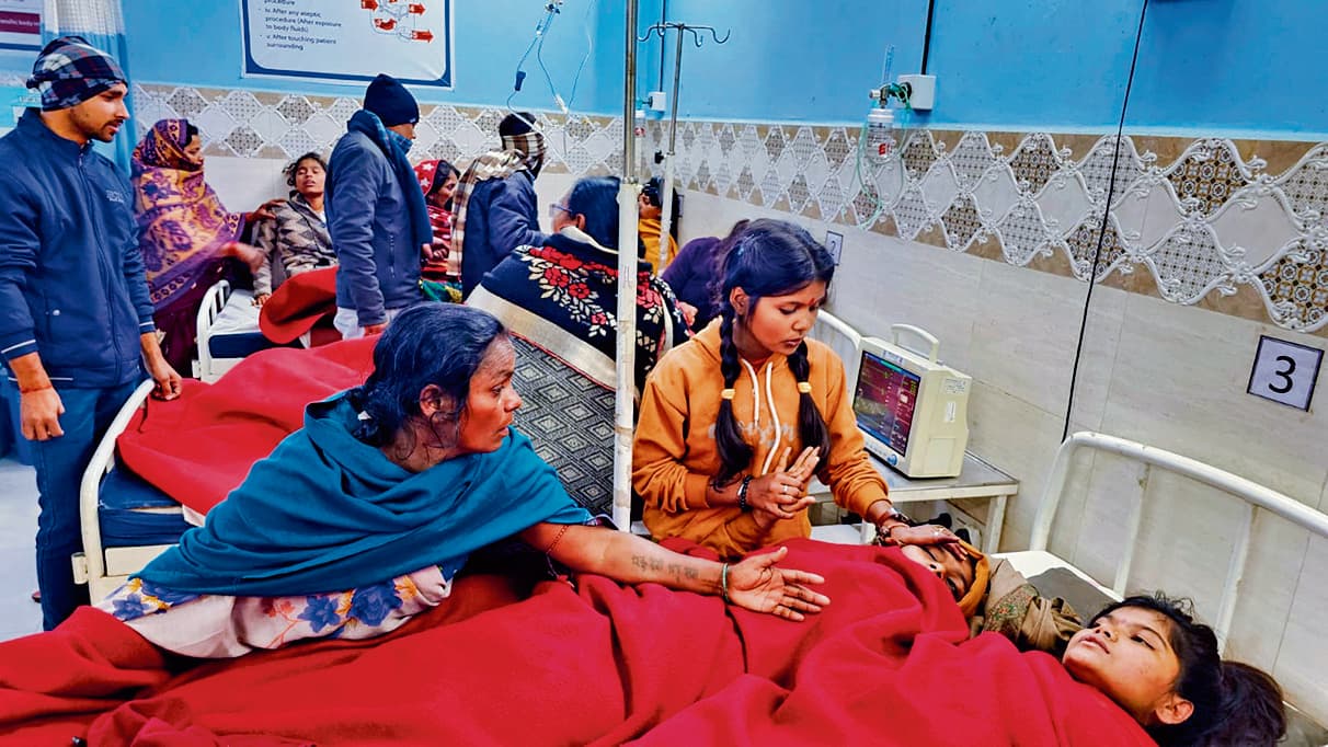 उत्क्रमित उच्च विद्यालय कुटौत में ठंड लगने से 12 छात्राएं हुईं बेहोश