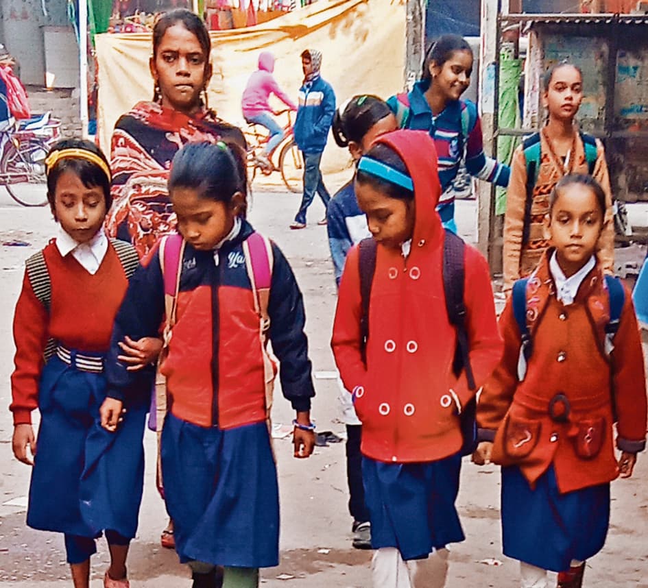 Chhapra News : कड़ाके की ठंड में ठिठुरते हुए स्कूल पहुंचे बच्चे, दिनभर बनी रही गलन