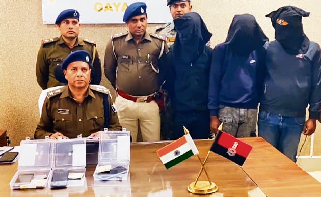 फतहा गांव के बगीचे में ठगी करते पांच साइबर अपराधी गिरफ्तार