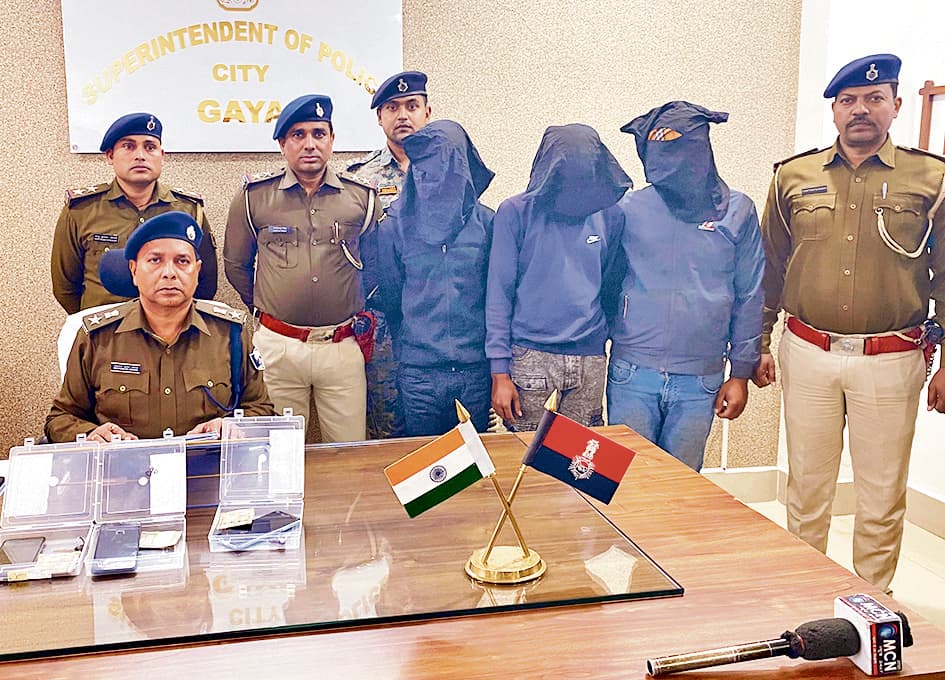 Gaya News : गया-डोभी रोड पर हुई लूटपाट के मामले के तीन आरोपित गिरफ्तार