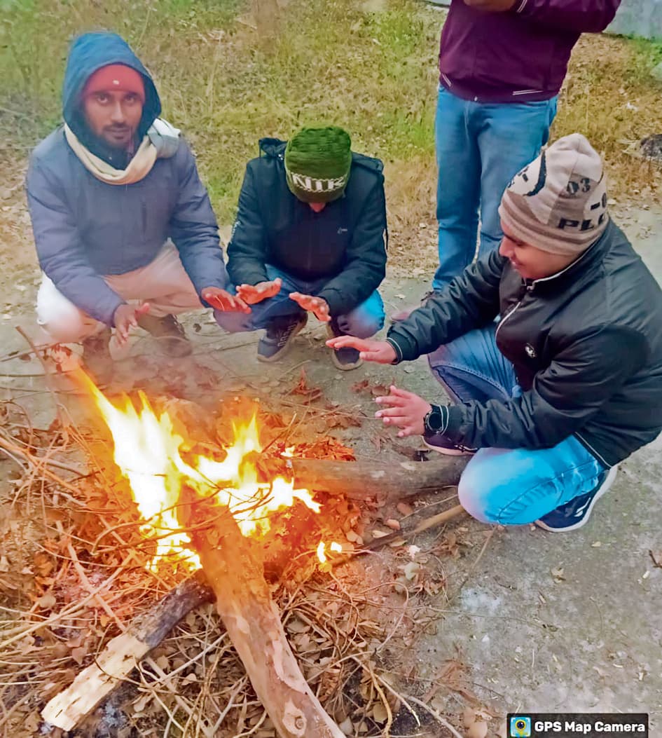 Gaya News : गांव से लेकर शहर तक की जा रही अलाव की व्यवस्था