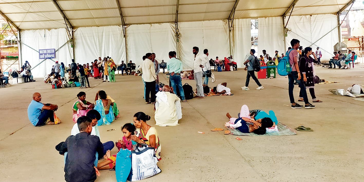 Gaya News : कोहरे के कारण घंटों लेट चल रहीं कई प्रमुख ट्रेनें