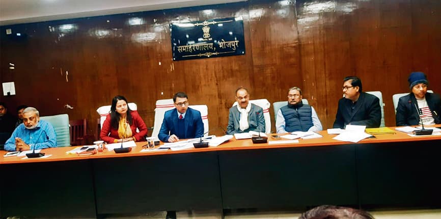 योजनाओं को जल्द पूरा नहीं करने पर होगी कार्रवाई : जिलाधिकारी