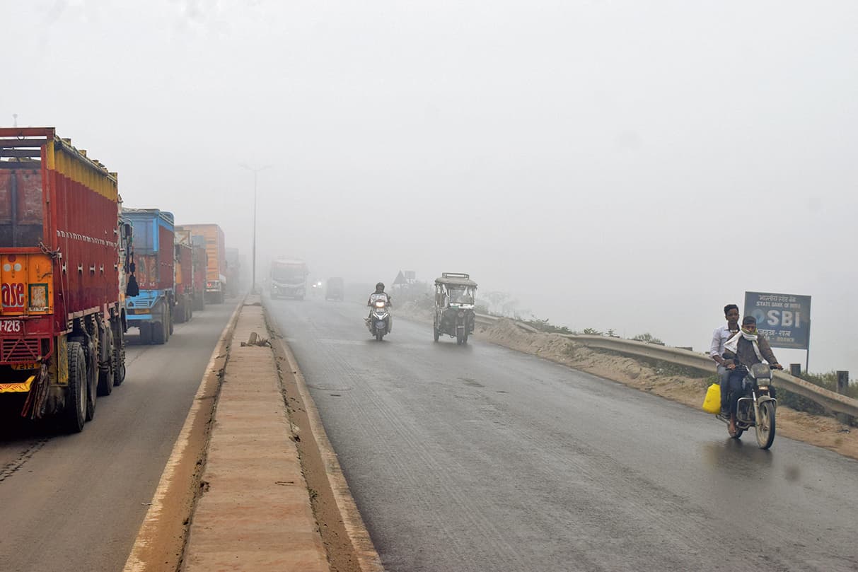 hajipur news. कोहरे की वजह से विजिबिलिटी रही काफी कम, सड़क पर रेंगते रहे वाहन