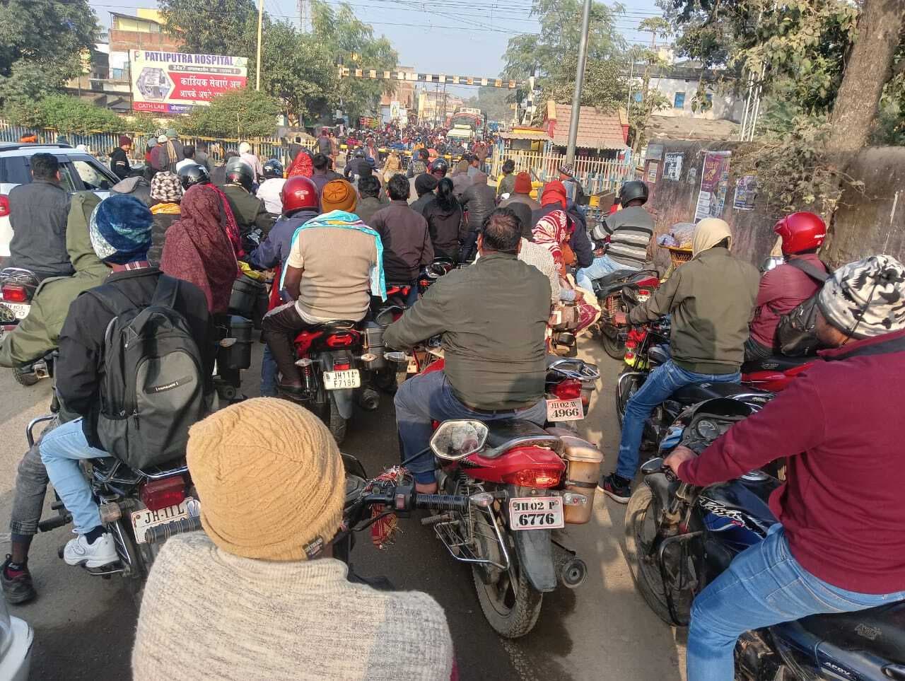 Giridih News :रेलवे फाटक के पास लगने वाले जाम से लोग परेशान