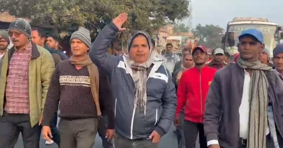 Giridih News: ज्वेलरी दुकान में चोरी के खिलाफ निकला प्रतिवाद मार्च