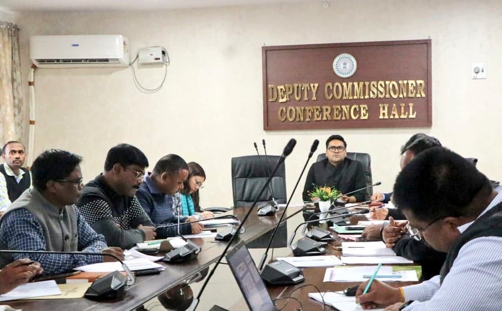 Chaibasa News : सभी पंचायतों में 100 दिन रोजगार का सृजन करें बीडीओ