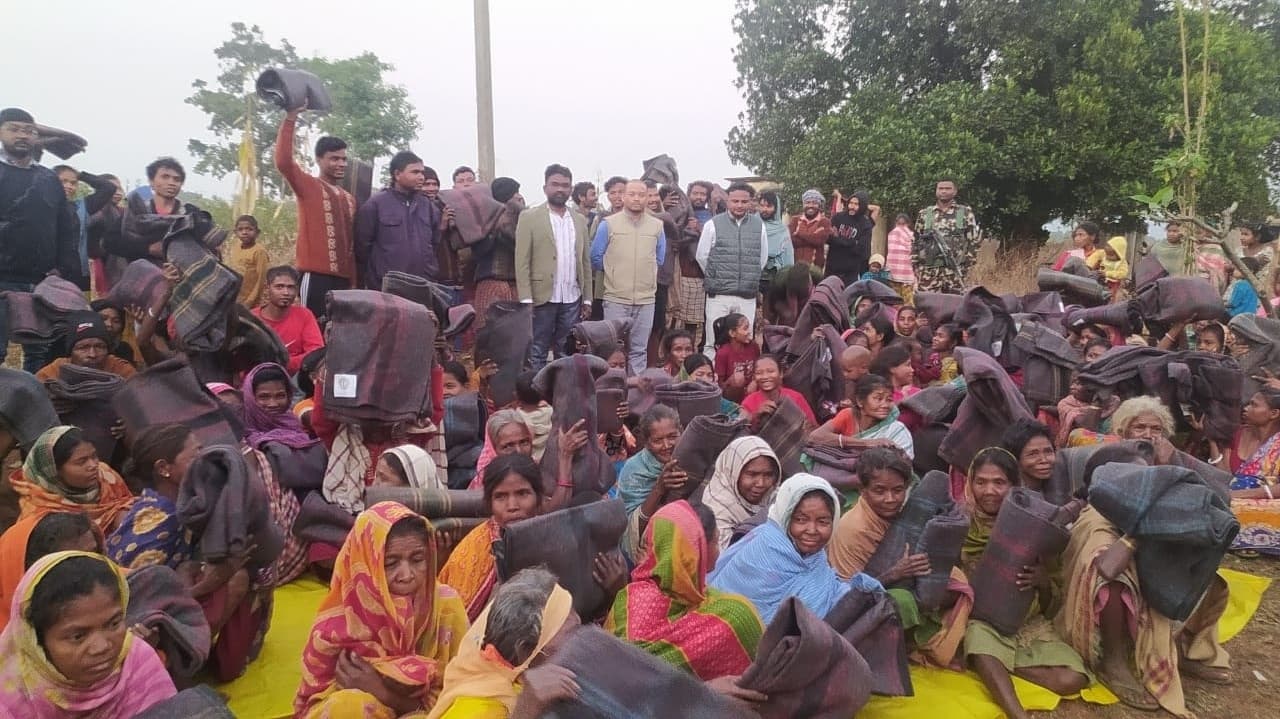 East Singhbhum News : ''नशापान से दूर रहकर शिक्षा पर ध्यान दे आदिम जनजाति''