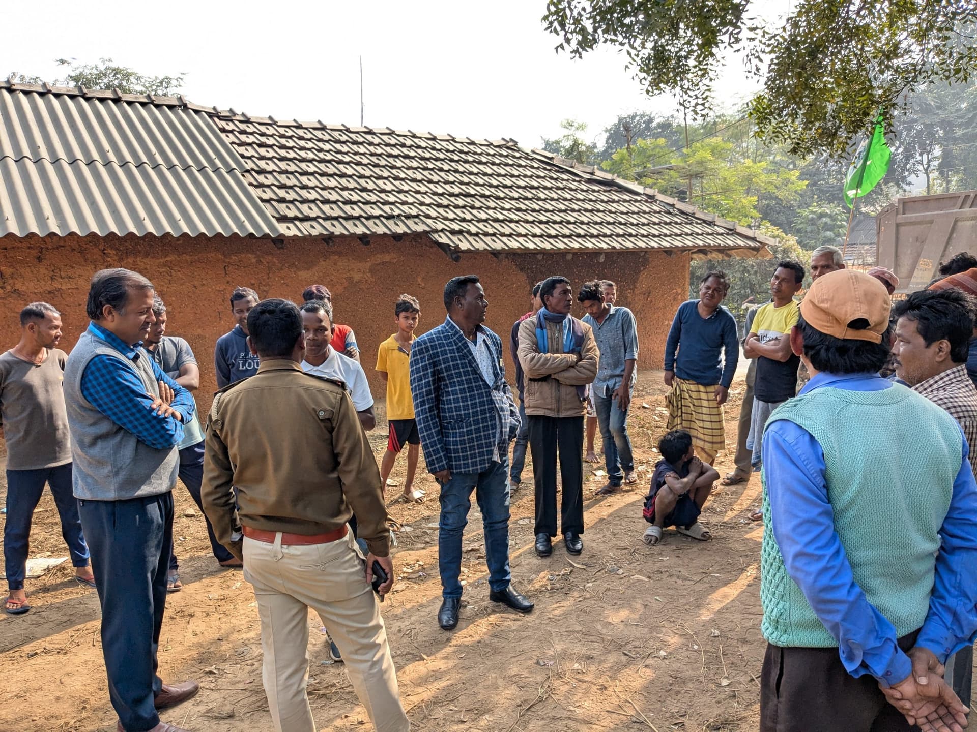 East Singhbhum News : बिना ढके भारी वाहन के परिचालन से ग्रामीण आक्रोशित, 5 घंटे गाड़ियां रोकीं