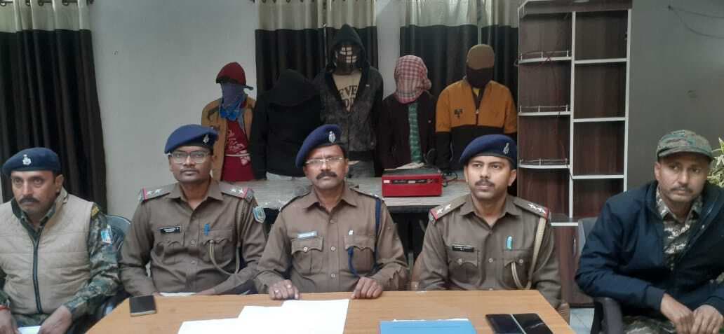 East Singhbhum : गोपालपुर में घर से चोरी के पांच आरोपी गिरफ्तार, सामान बरामद