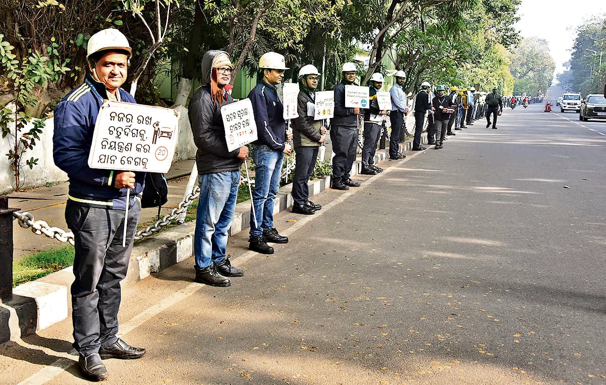 Rourkela News: मानव शृंखला बना वाहन चलाते समय नियमों का पालन करने का दिया संदेश