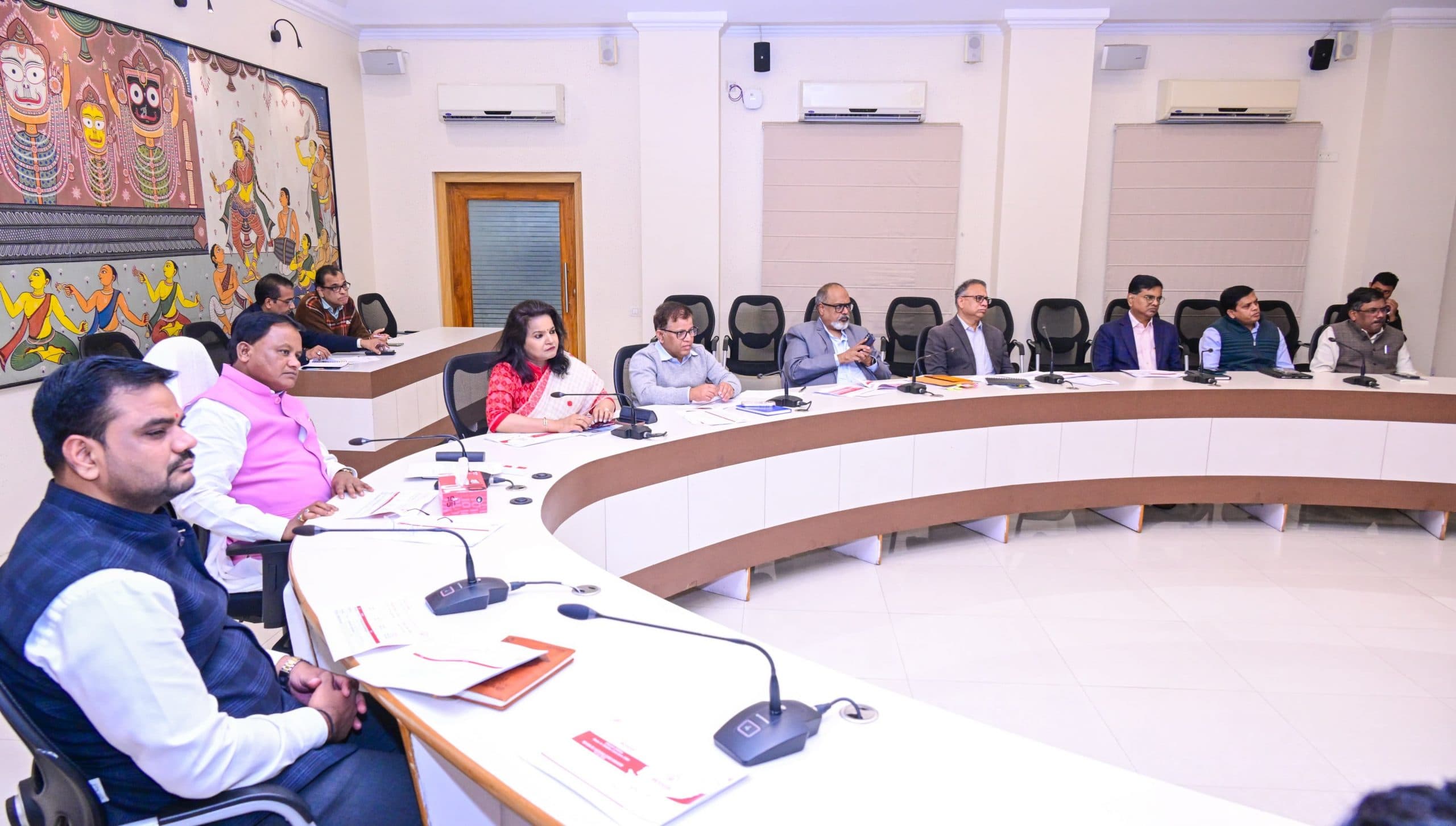 Bhubaneswar News : निवेशकों के बीच ओडिशा की अलग पहचान बने, इसके लिए काम करें अधिकारी : मोहन माझी