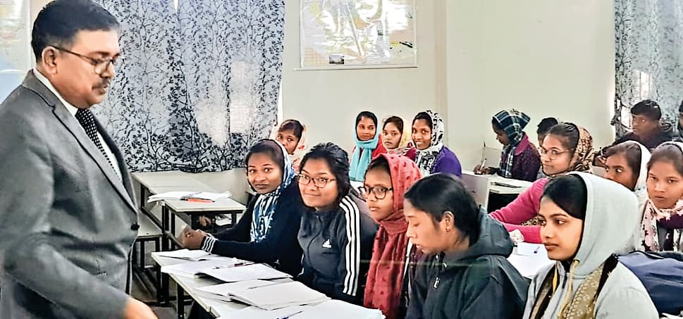 Ranchi News : प्रोफेशनल शिक्षकों को सूचीबद्ध कर आदिवासी हॉस्टलों में मुफ्त कोचिंग संचालित करें : आयुक्त