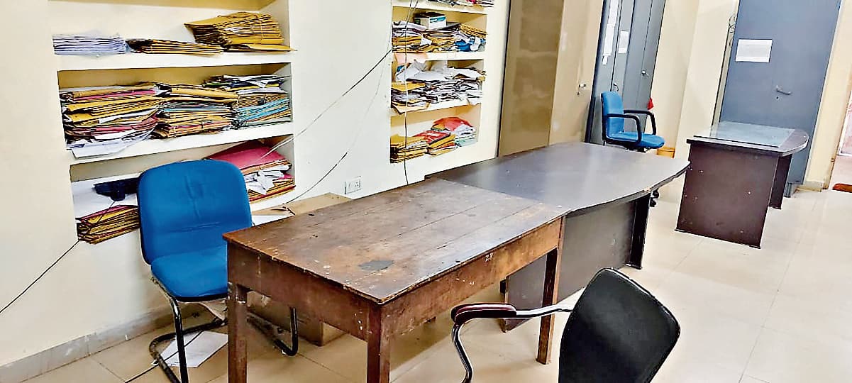 Ranchi News : हाजिरी बनाकर गायब थे कर्मचारी, डीसी से शिकायत