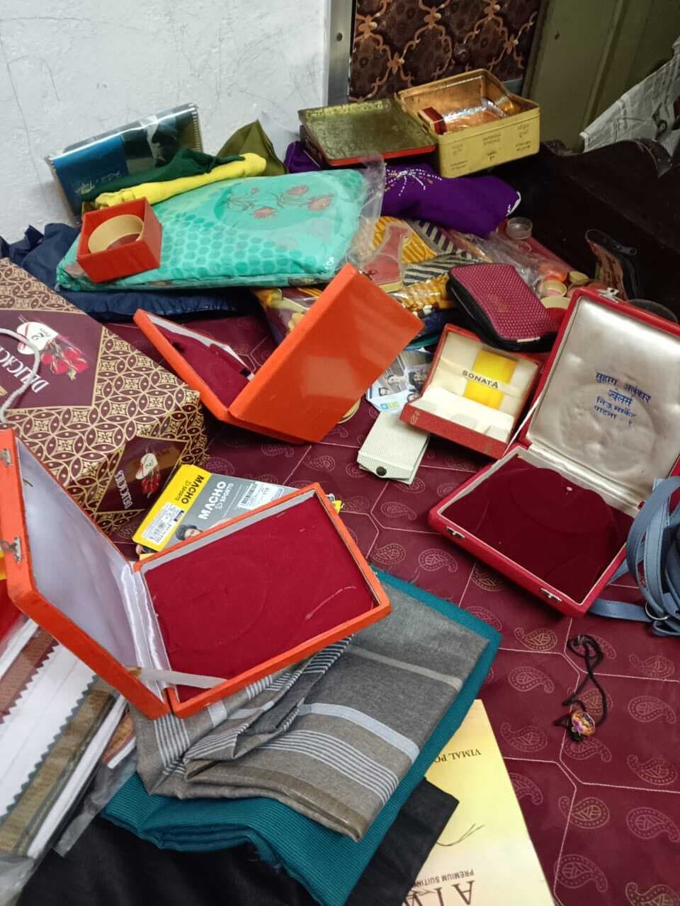 डॉक्टर के घर से 15 लाखों के जेवरात व महंगे सामान चोरी