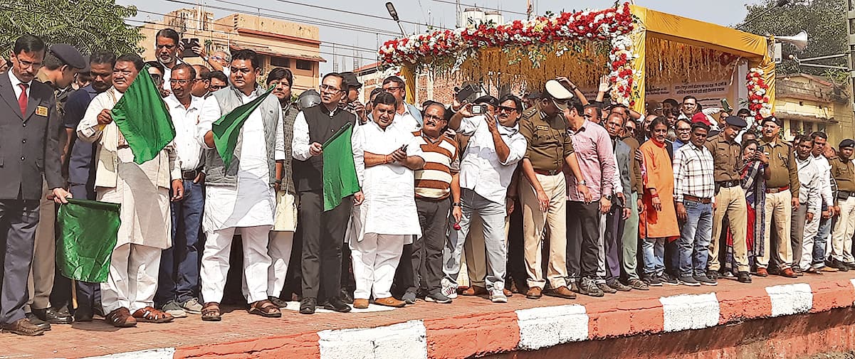 Rourkela News: राजगांगपुर स्टेशन में आजाद हिंद, मौर्य एक्सप्रेस व हटिया-यशवंतपुर का ठहराव शुरू