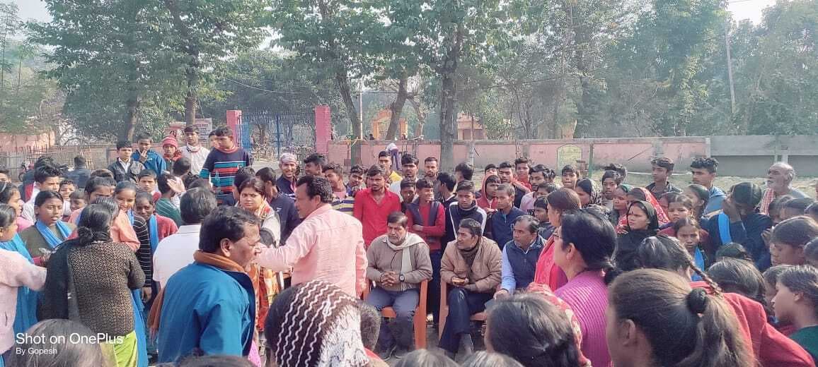 Bhagalpur news छात्र-छात्राओं के बीच विवाद के बाद अभिभावकों ने विद्यालय परिसर में की बैठक