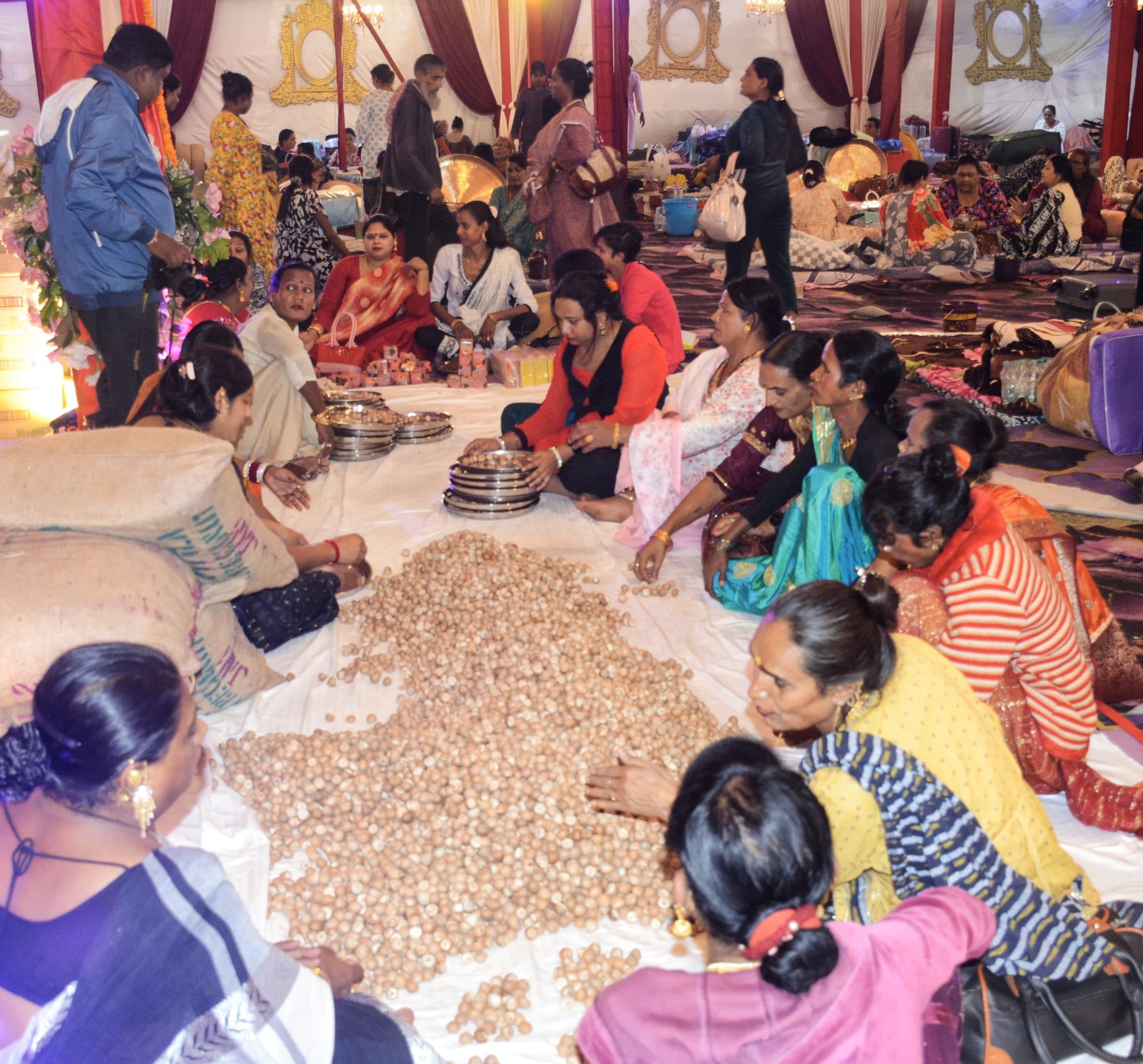 Dhanbad News : अपनों से मिल कभी बहे आंसू, तो कभी गूंजे ठहाके, खुशी से बांटे गये सिक्के