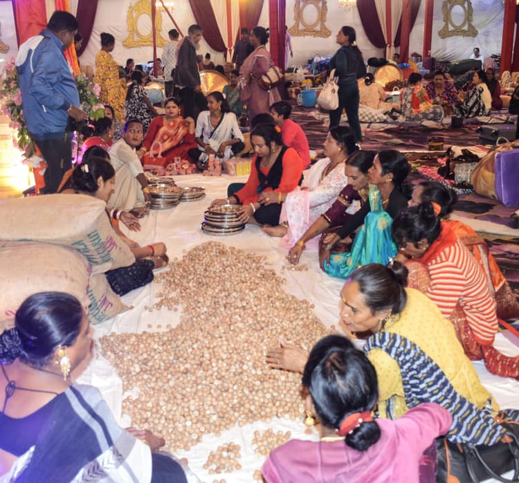 Dhanbad News : अपनों से मिल कभी बहे आंसू, तो कभी गूंजे ठहाके, खुशी से बांटे गये सिक्के