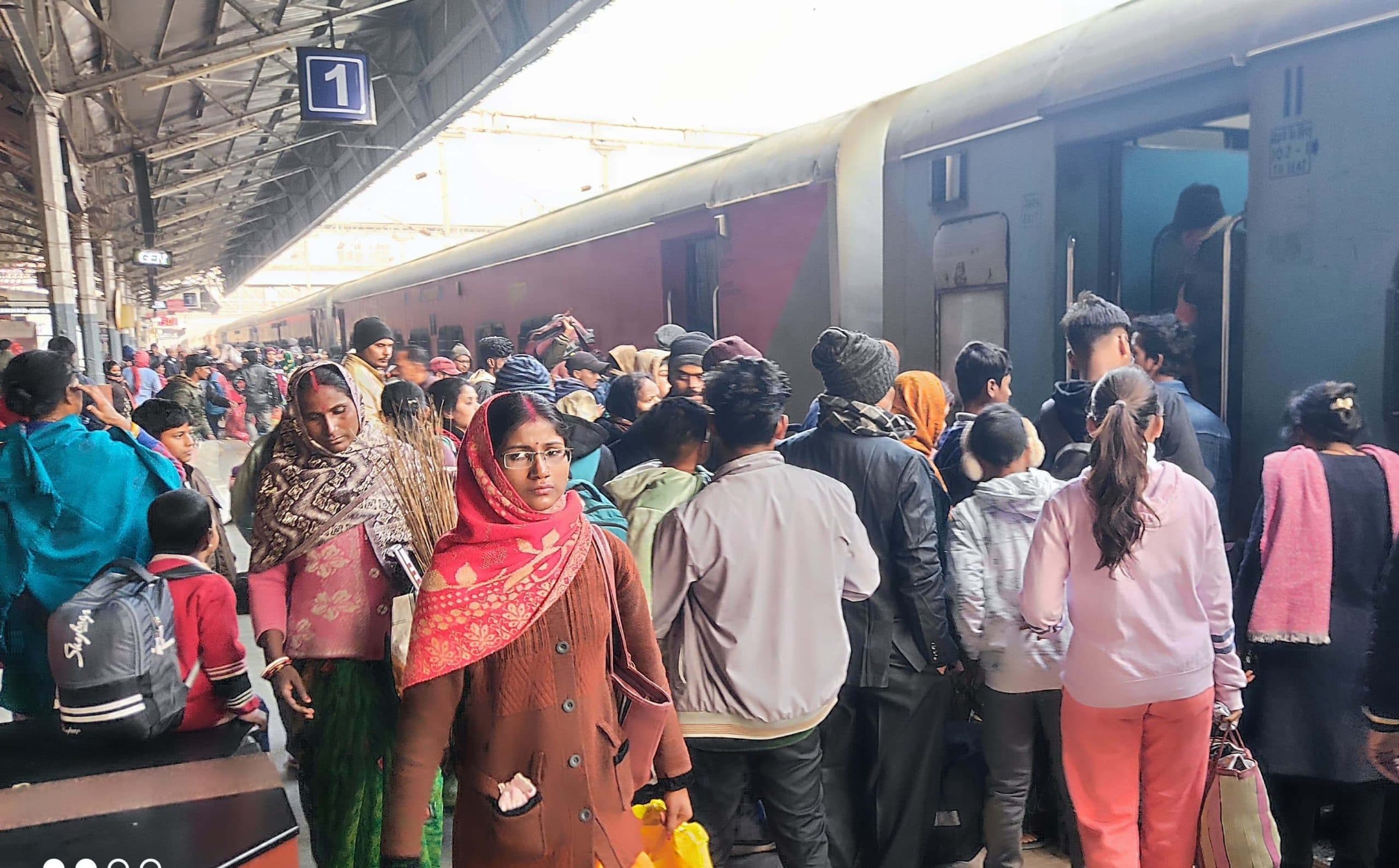 Munger news : कोहरे ने ट्रेनों के रफ्तार पर लगायी ब्रेक, अनिश्चित विलंब से हो रहा परिचालन