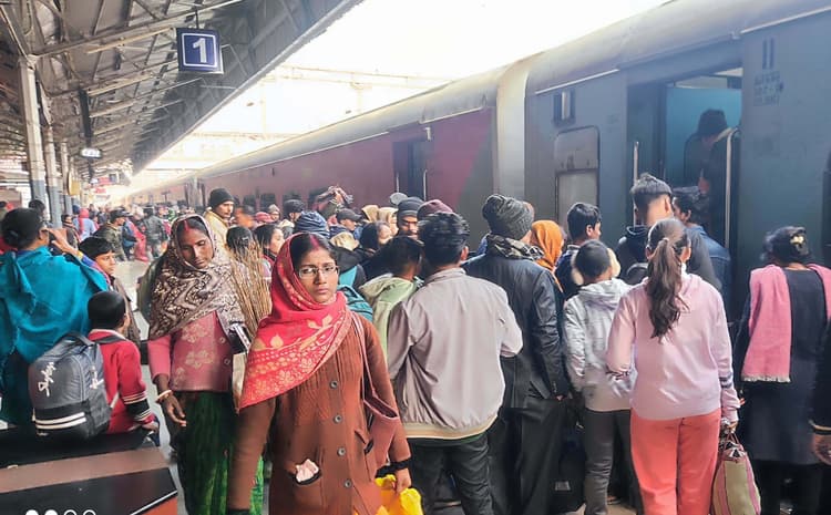 Munger news : कोहरे ने ट्रेनों के रफ्तार पर लगायी ब्रेक, अनिश्चित विलंब से हो रहा परिचालन