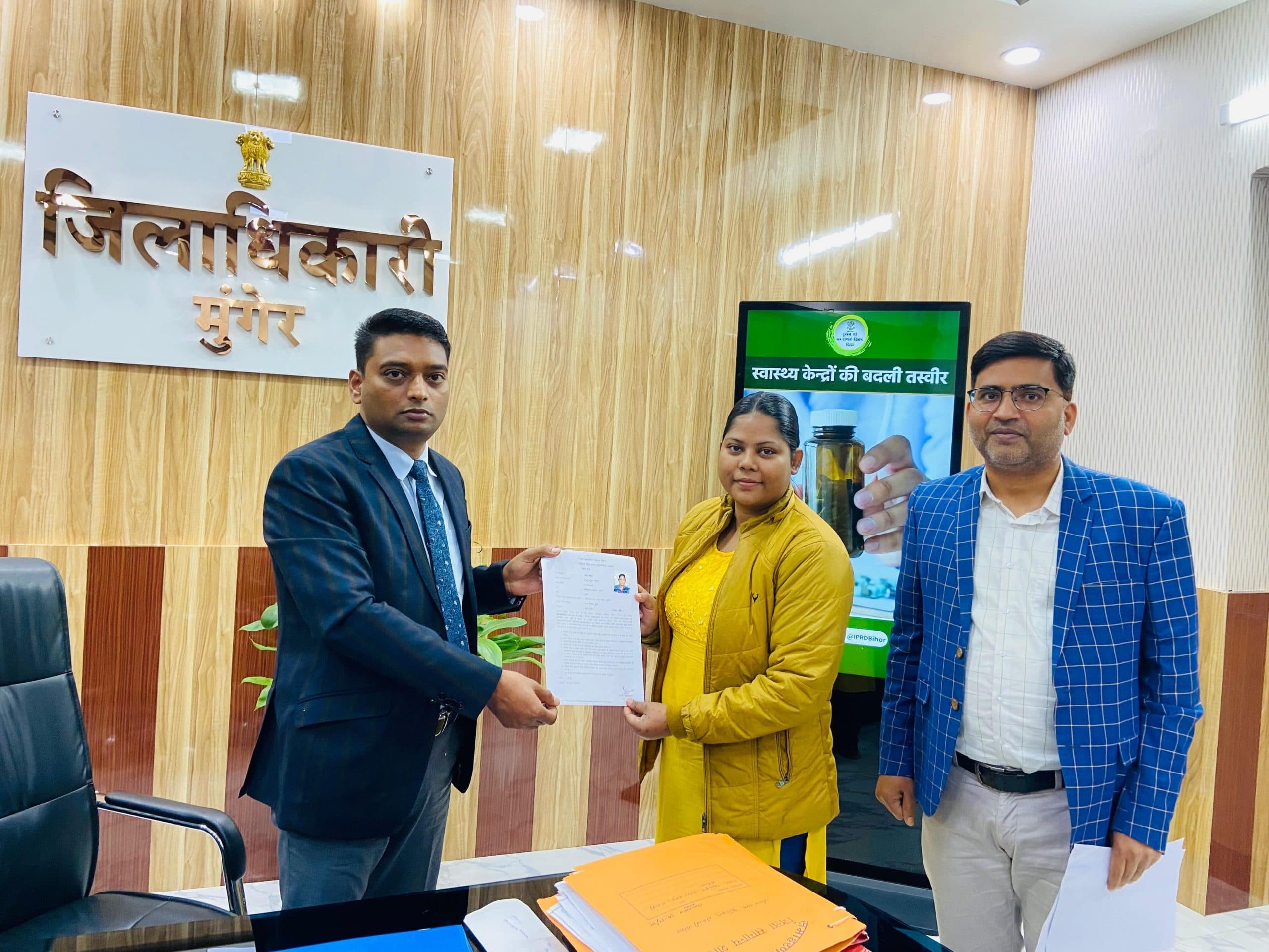 Munger news : तीन विकास मित्रों को डीएम दिया चयन पत्र