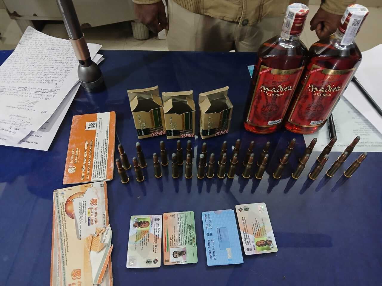 बख्तियारपुर में लावारिस बैग से 30 कारतूस और अंग्रेजी शराब बरामद