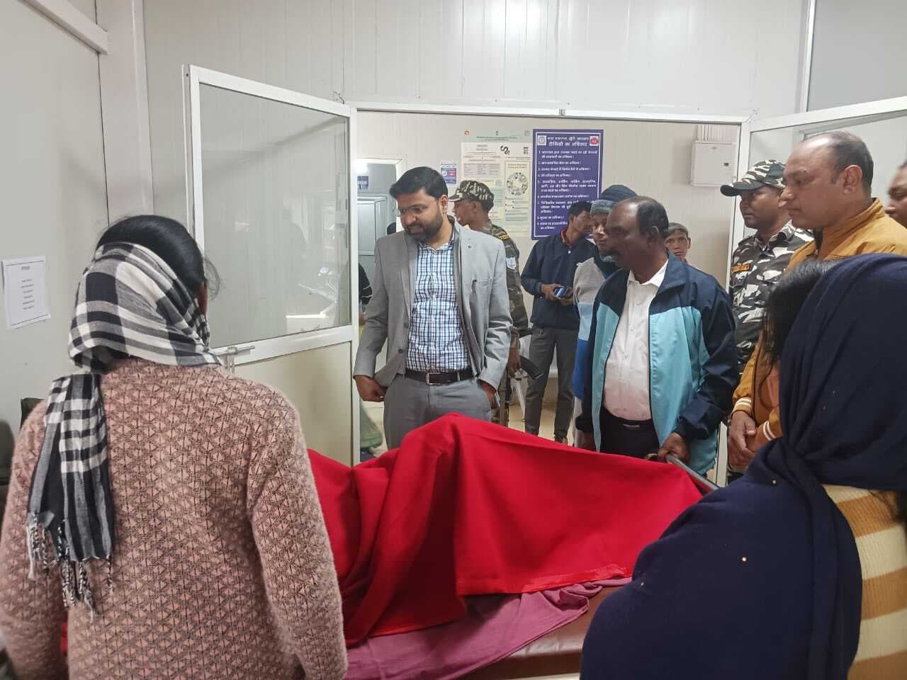 Khunti News यात्री बस-कार में टक्कर के बाद बस पलटी, 24 यात्री घायल