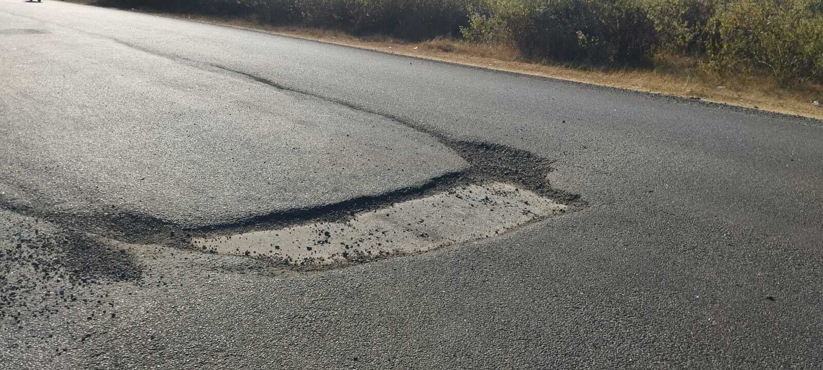 सड़क निर्माण की खराब गुणवत्ता देख भड़के विधायक