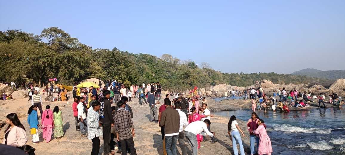 नववर्ष के पहले रविवार को पेरवां घाघ और पंडिपुरिंग में उमड़े सैलानी