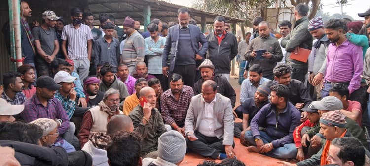 एक ही रात में दो दुकानों से 30 से 40 लाख रुपये का सामान चोरी, सीसीटीवी में हुआ कैद