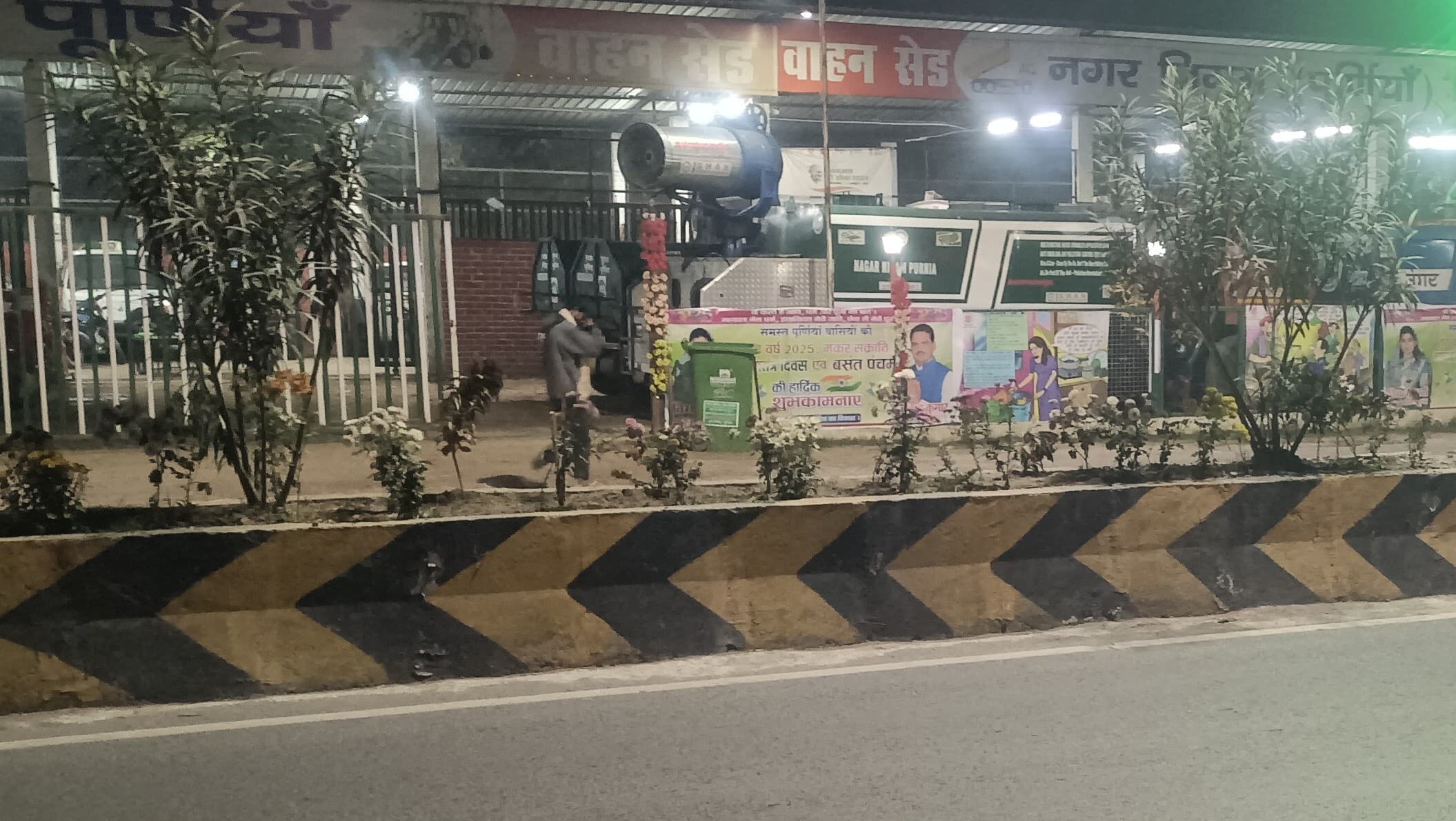 लाखों की कार से आये चोर, डिवाइडर पर लगे फूलों के पौधे चुरा ले गये