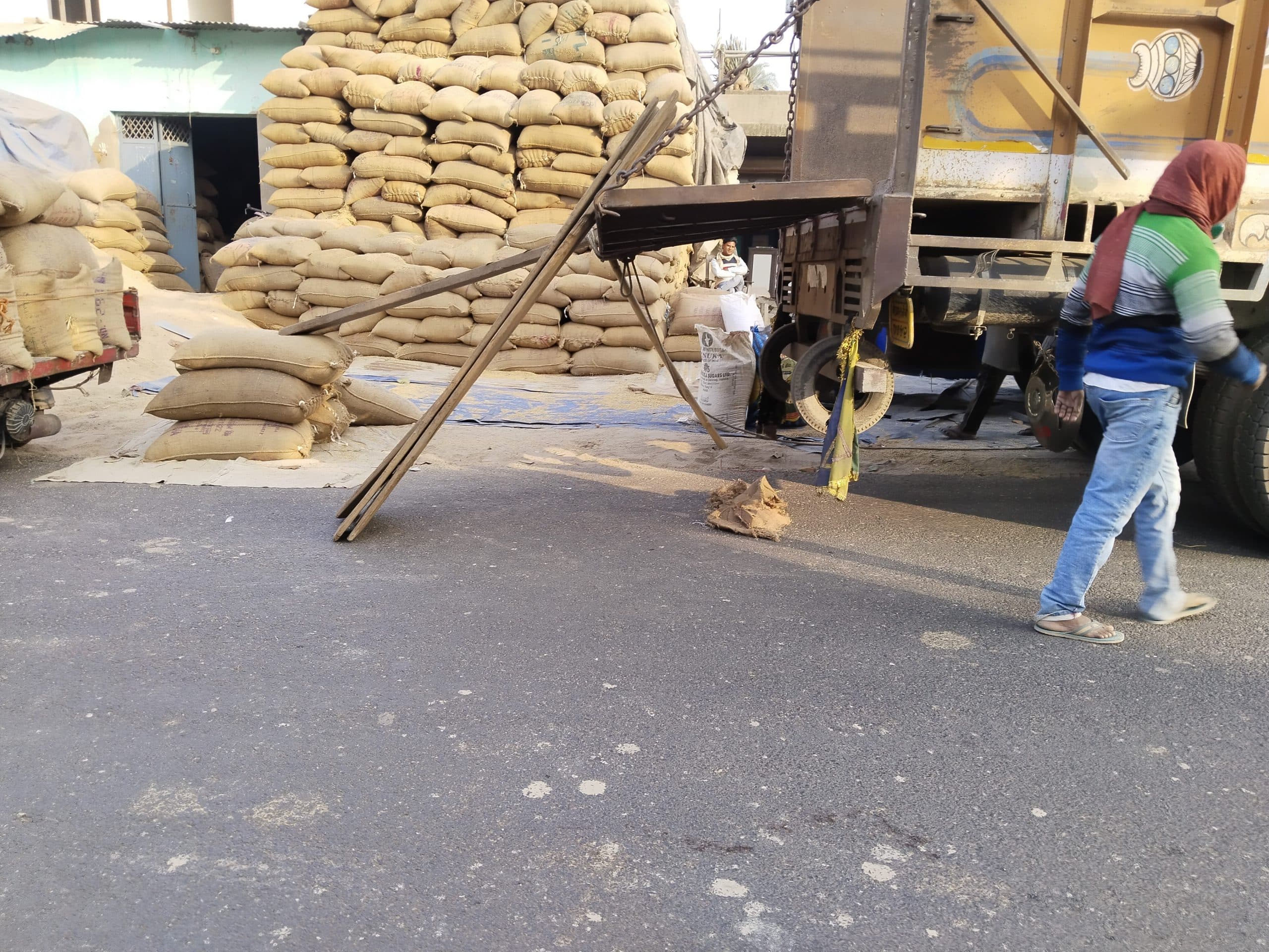 सड़क पर गाड़ी खड़ी कर होती है लोडिंग-अनलोडिंग, होती है परेशानी