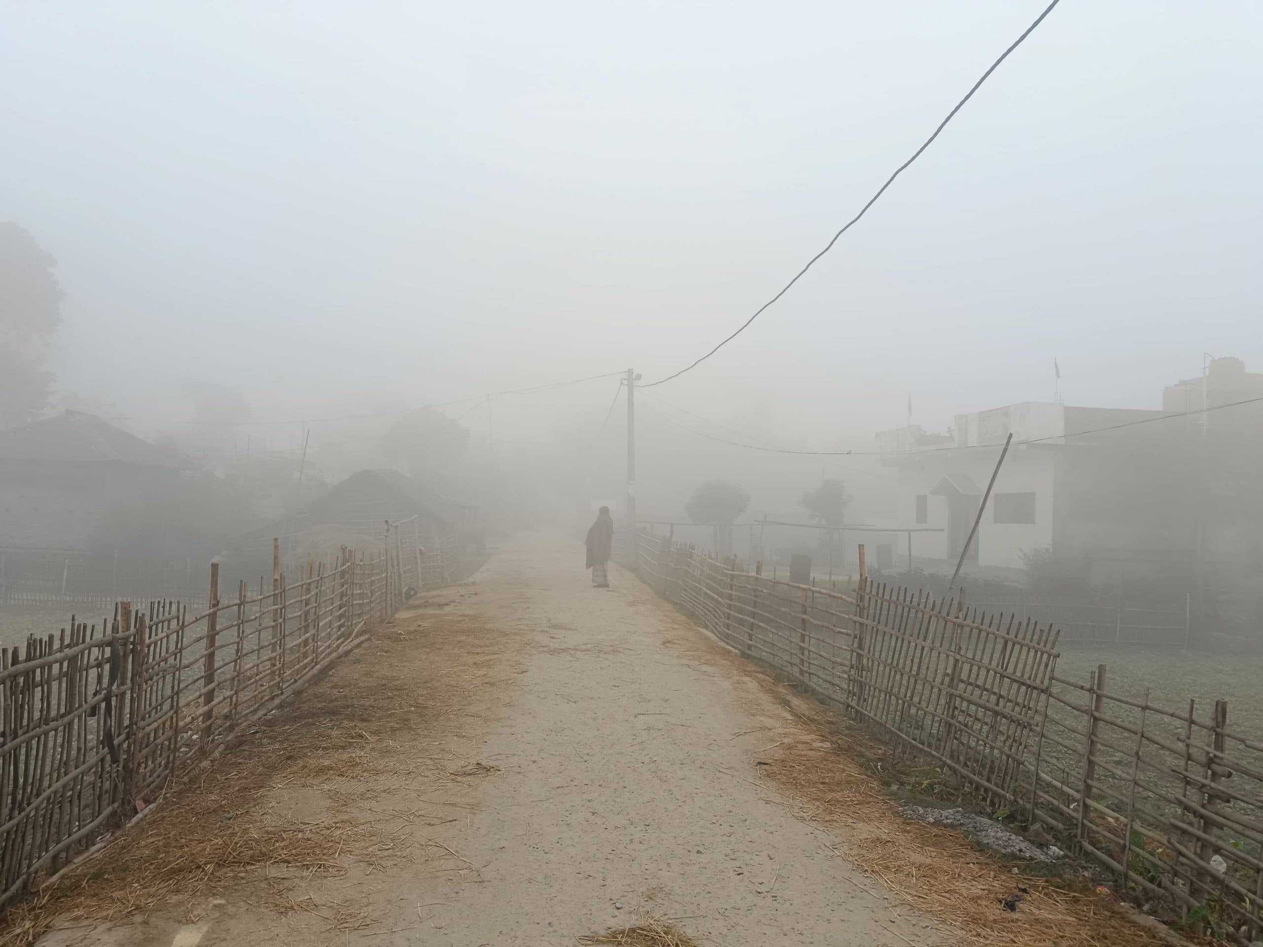 घने कोहरे के बीच कनकनी वाली ठंड ने बढ़ायी लोगों की परेशानी