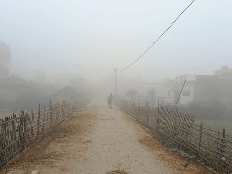 घने कोहरे के बीच कनकनी वाली ठंड ने बढ़ायी लोगों की परेशानी