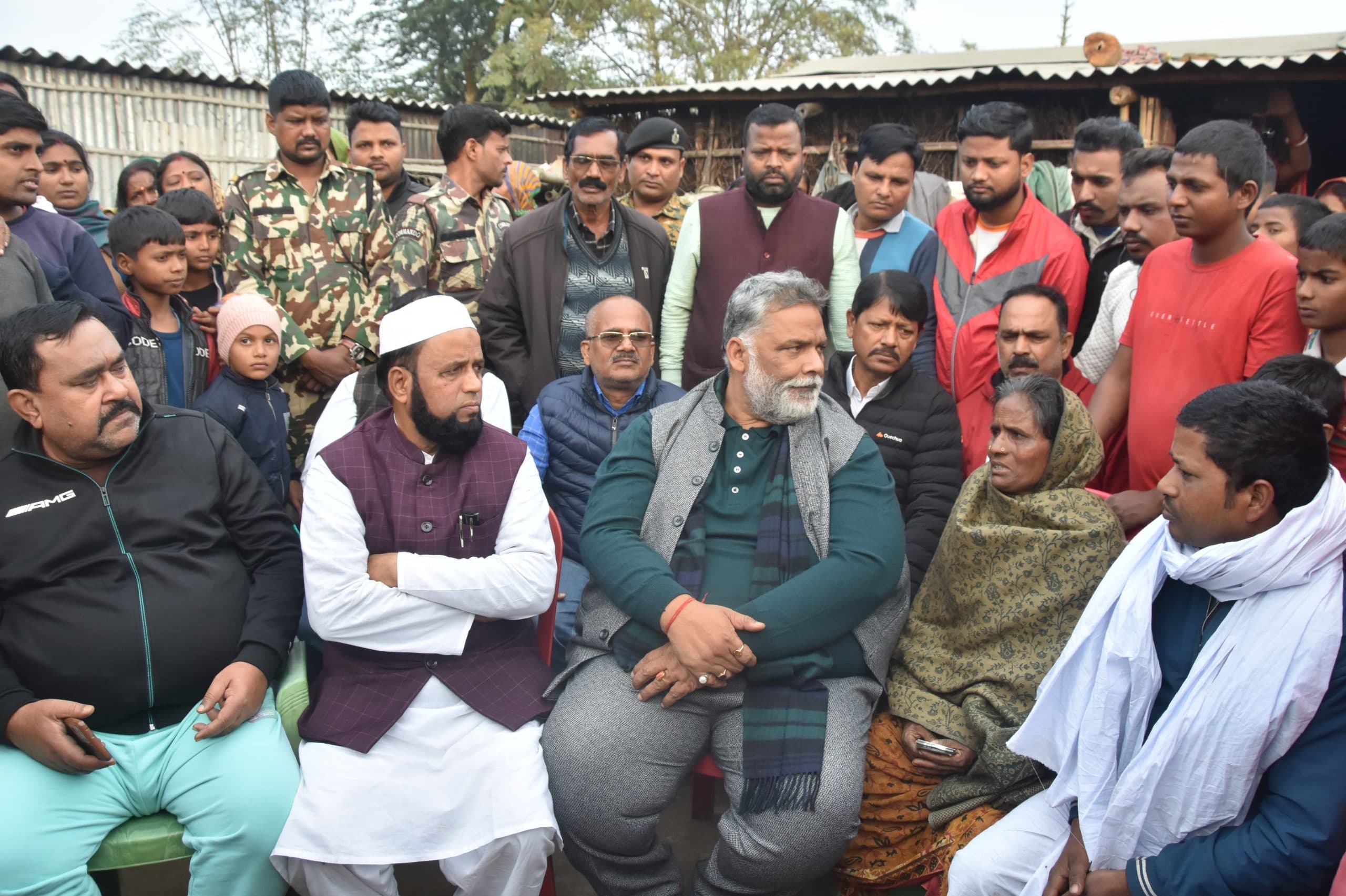 शोकाकुल परिजनों से मिले पप्पू यादव, जतायी संवेदना, दी आर्थिक मदद