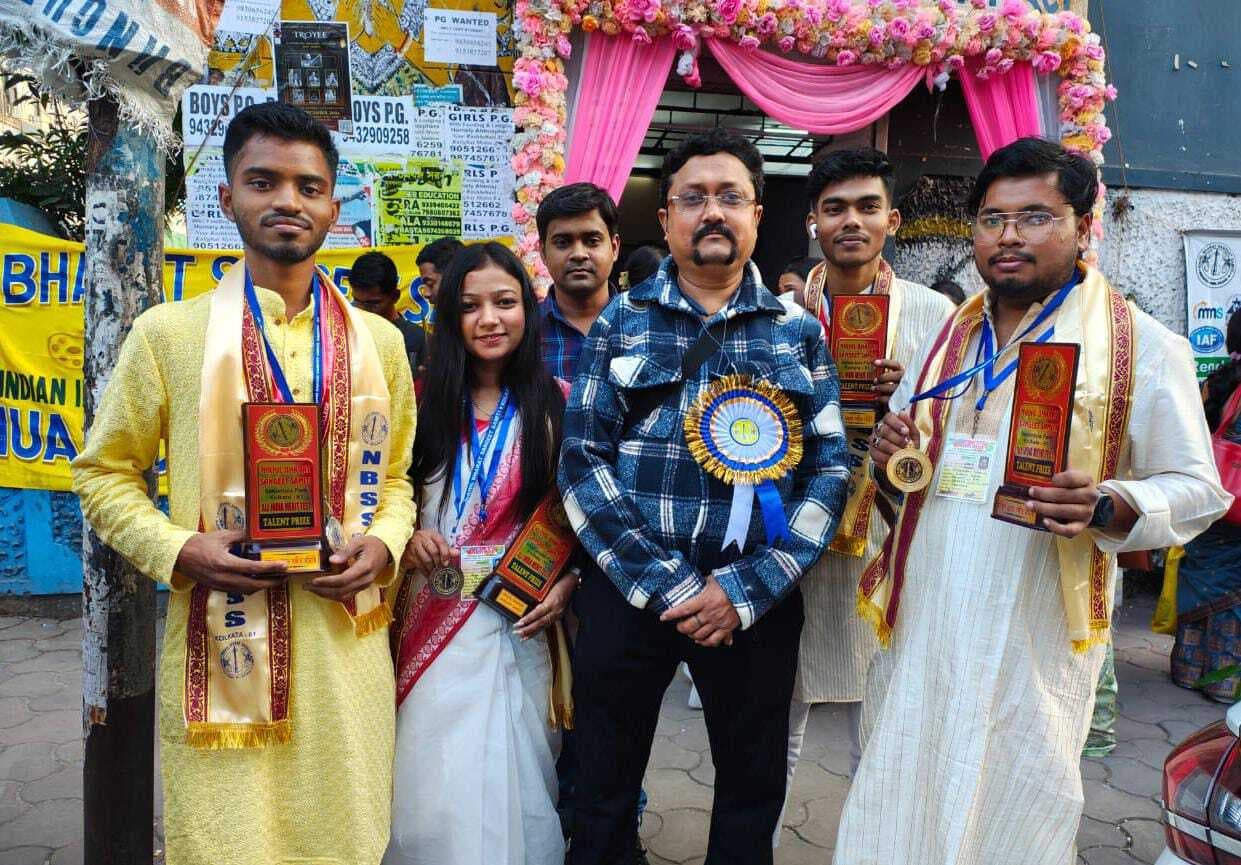 चित्रकला में दो छात्रों ने स्वर्ण, दो ने रजत जीतकर जिले का मान बढ़ाया