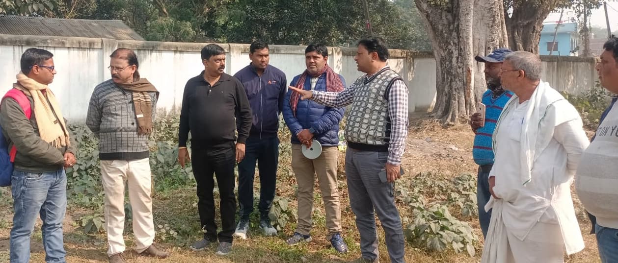 उच्च विद्यालय दिवरा बाजार में खेल मैदान निर्माण का निरीक्षण