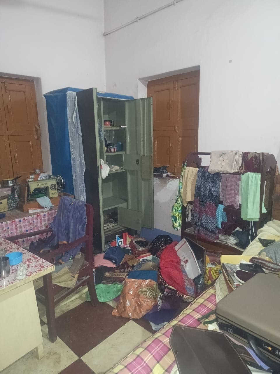 सूने घर को निशाना बनाते लाखों की चोरी