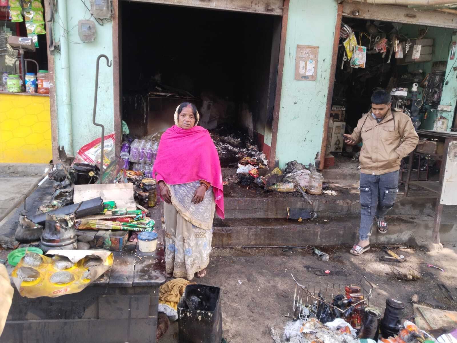 Gaya News : शॉर्ट सर्किट से परचून दुकान में लगी आग, लाखों का नुकसान