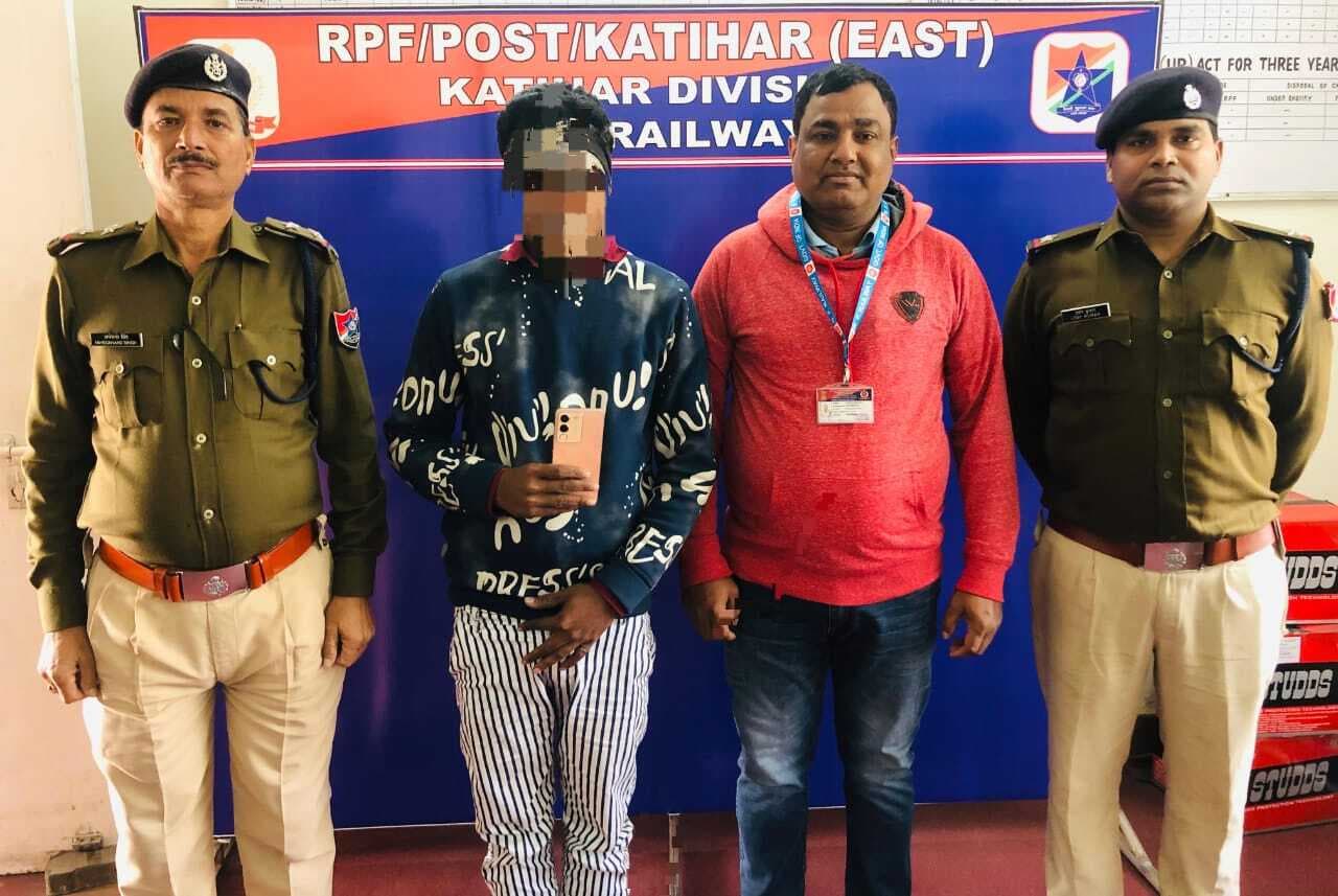 आरपीएफ ने चोरी के मोबाइल के साथ एक आरोपित को किया गिरफ्तार
