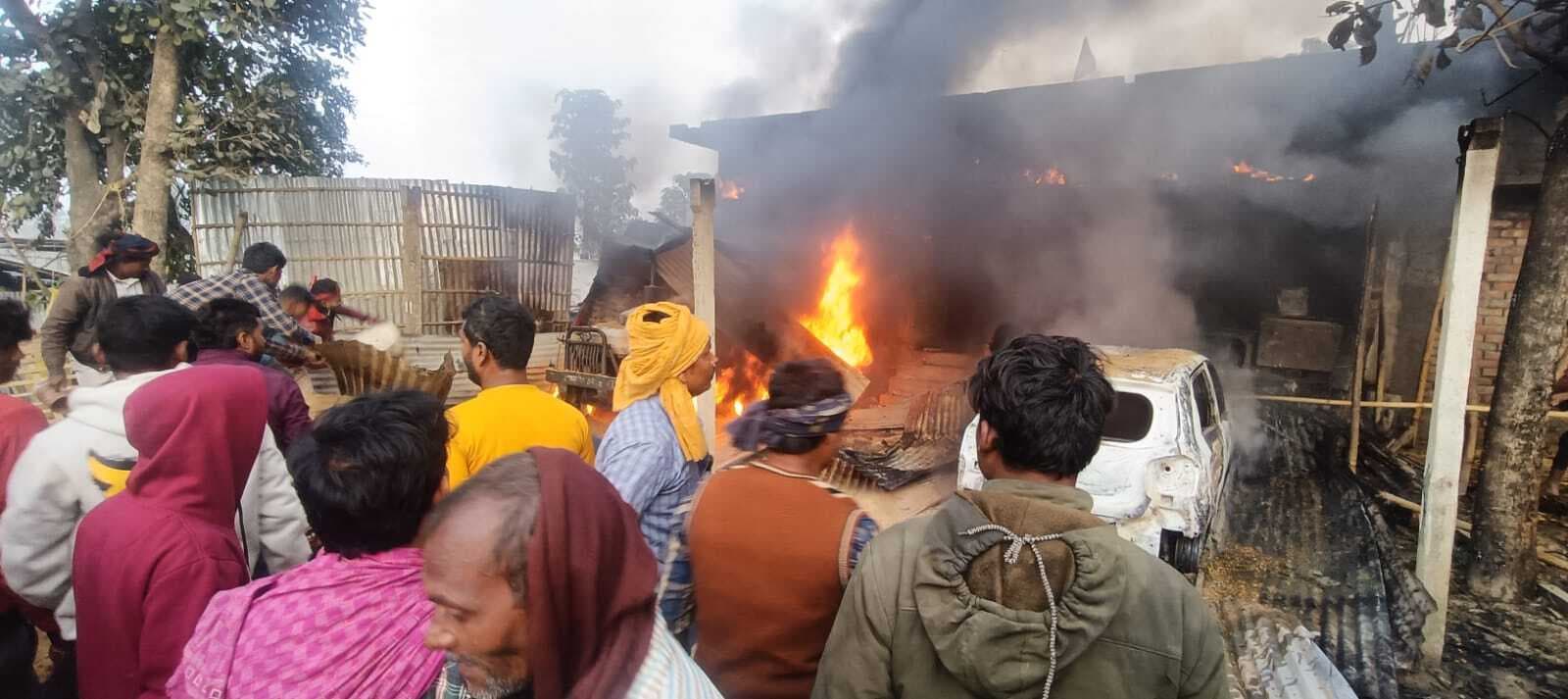 शराब के नशे में धुत्त युवक ने कार में लगा दी आग, ट्रैक्टर सहित घर का एक कमरा भी जला