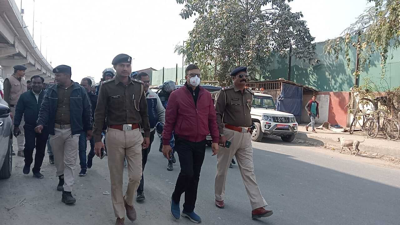 एनएच 27 सर्विस रोड पर अनाधिकृत रूप से खड़े ट्रकों को परिवहन विभाग ने हटाया